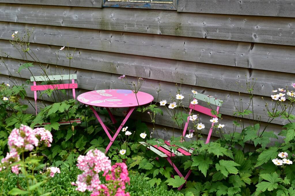 Letnie inspiracje DIY: Jak odświeżyć meble ogrodowe niskim kosztem?
